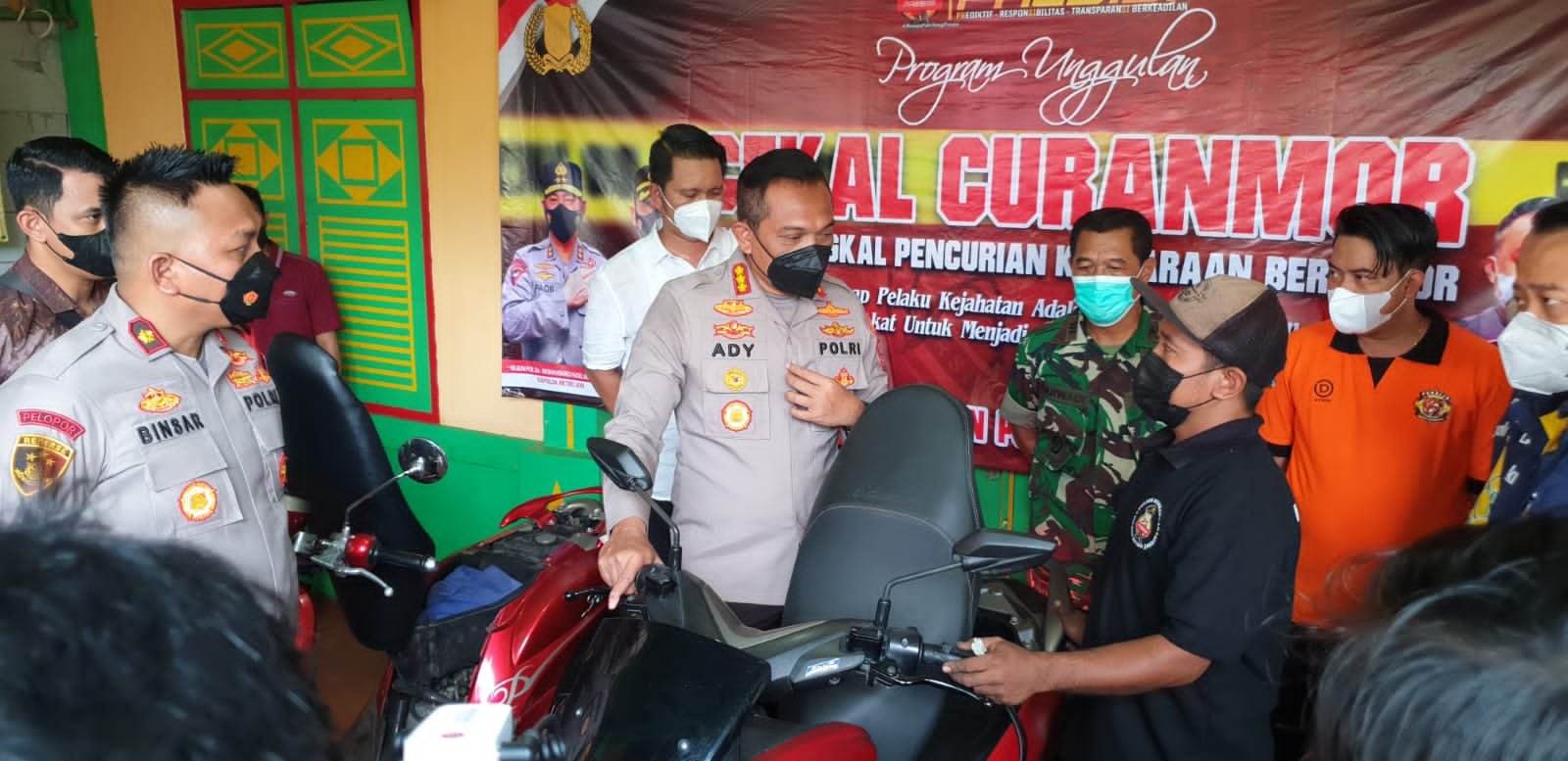 Teknisi tengah menjelaskan cara kerja saklar anti pencurian (Foto: Humas)