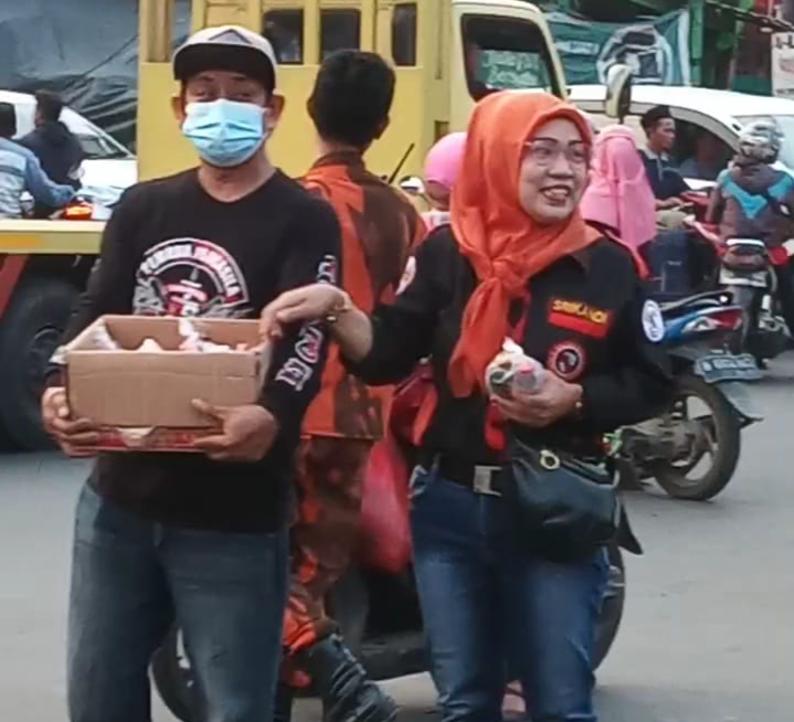 Berbagi Berkah, PP PAC Pasar Kemis Bagikan Takjil Bagi Masyarakat (Foto: GSN/FBH)