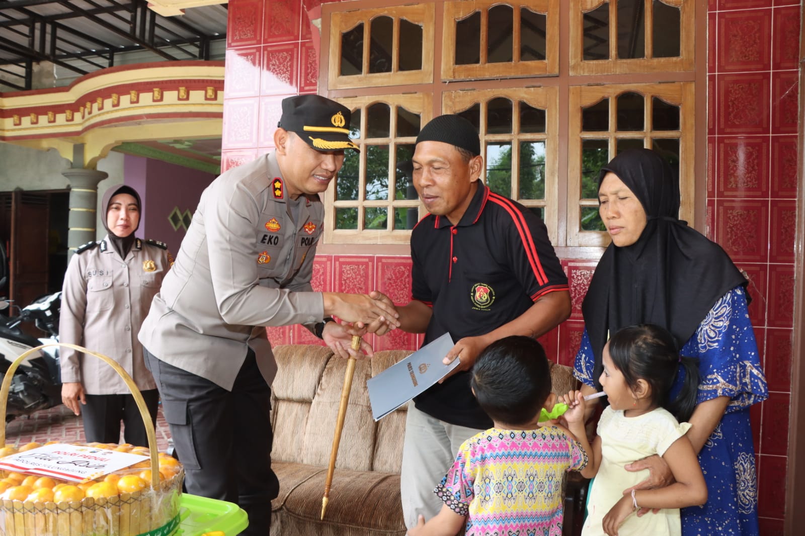 Polres Tulungagung, Polda Jatim kembali memberikan Tali Asih kepada 7 keluarga asal Kabupaten Tulungagung yang menjadi korban dalam kejadian di Kanjuruhan Malang pada 1 Oktober 2022 lalu (Poto:Humas)