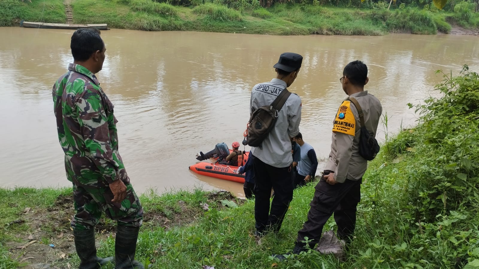 Sejumlah petugas tengah mencari keberadaan anak yang diduga hilang di sungai (Poto: Istimewa)