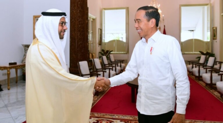 Presiden Joko Widodo menerima Duta Besar Persatuan Emirat Arab (PEA) untuk Republik Indonesia, Abdulla Salem Al Dhaheri, di Istana Merdeka, Jakarta, pada Selasa, 4 April 2023. Foto: BPMI Setpres