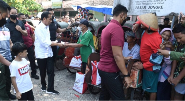 Presiden Joko Widodo (Jokowi) didampingi Iriana Joko Widodo mengunjungi sejumlah pasar di Surakarta, Jawa Tengah, pada Minggu, 9 April 2023 (Poto: Biro Pers)