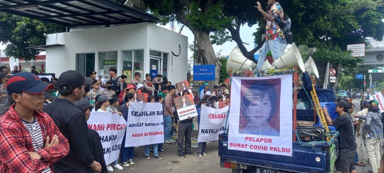 Puluhan mahasiswa gelar aksi demo desak PN Jakbar lakukan RJ ke Natalia Rusli (Poto: Humas PN)
