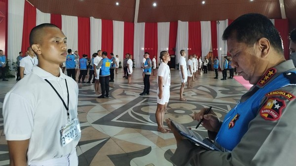 suasana pemeriksaan penampilan calon taruna akademi kepolisian akpol tahun anggaran 2023 hari kedua jumat 2172023 2 169