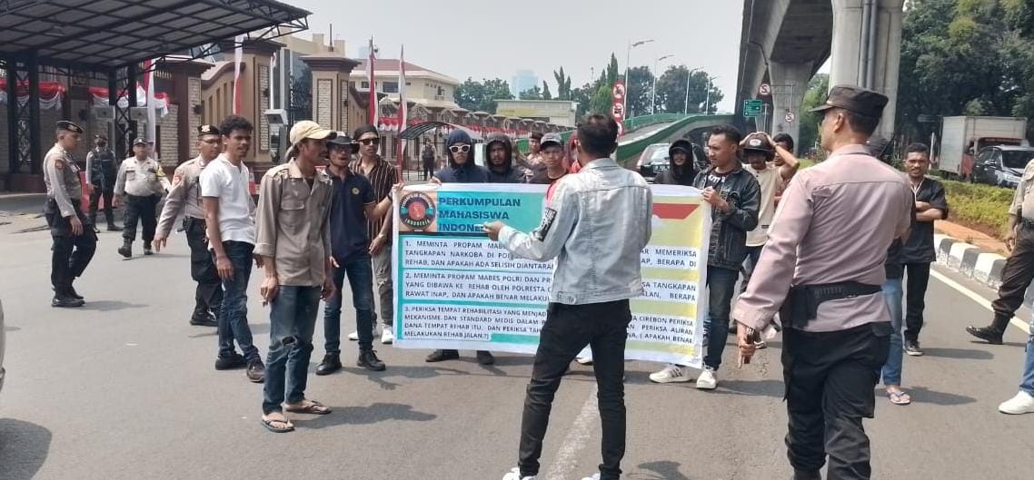 Desak Mabes Polri lakukan investigasi menyeluruh ke Polresta Cirebon, PMI gelar aksi demontrasi. (Foto: Ifakta.co)
