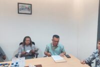 Wartawan saat konfirmasi Kepala Cabang Bank DKI Tangerang bersama Judi Prabowo yang juga di dampingi Kuasa Hukumnya Hasan Bisri, SH, MKn. (Foto: Ifakta.co)
