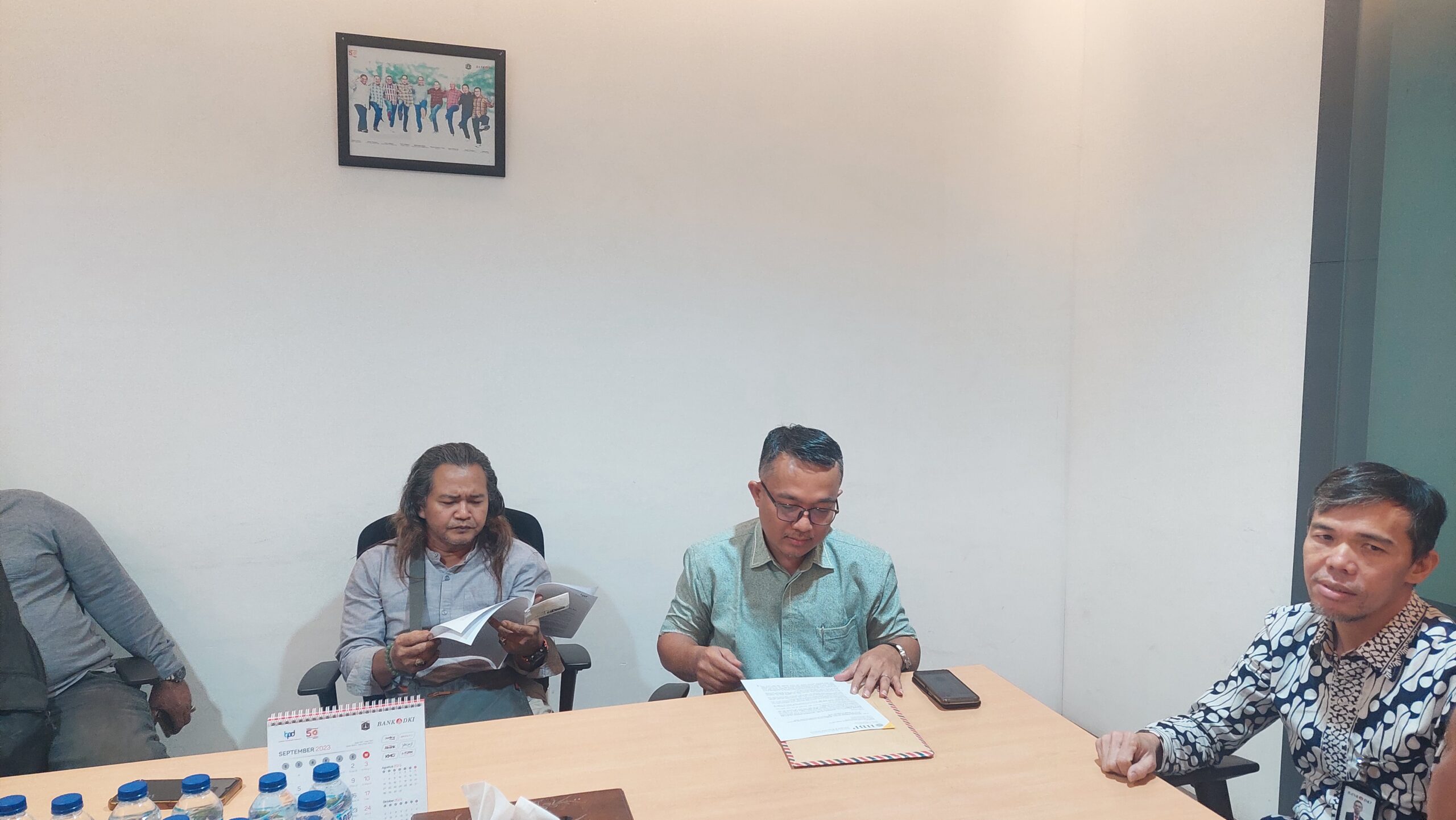 Wartawan saat konfirmasi Kepala Cabang Bank DKI Tangerang bersama Judi Prabowo yang juga di dampingi Kuasa Hukumnya Hasan Bisri, SH, MKn. (Foto: Ifakta.co)