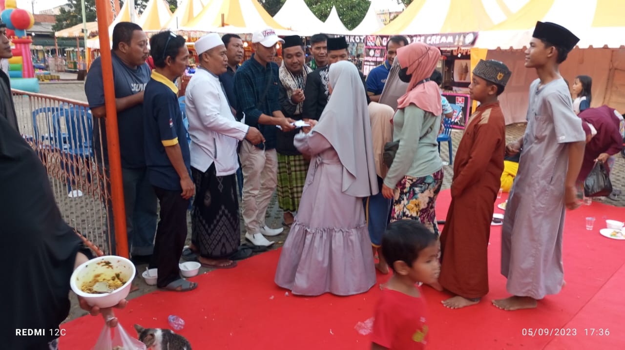 Wahana komedi puter Barata Jaya Nusantara menyantuni anak yatim di alun-alun Curug Tangerang (Poti:ifakta)