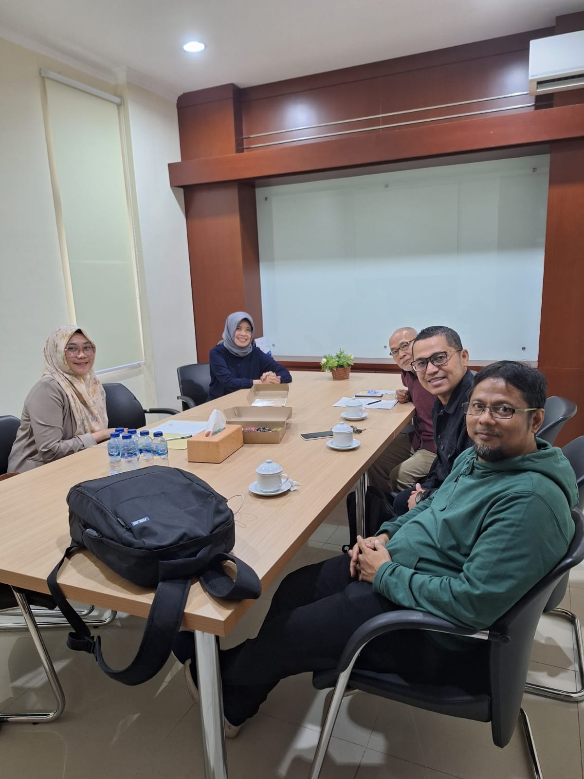 Beberapa akademisi kumpul dan rapat untuk membahas berdirinya Pusat Studi Kebijakan Publik dan Politik Sumsel. (Foto: Istimewa)