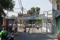 Jalur alternative dari Jl Utama Raya menuju Jl. Daan Mogot Raya yang melalui komplek Imigrasi Kertapawitan Cengkareng Barat ditutup warga (Poto:ifakta.co)