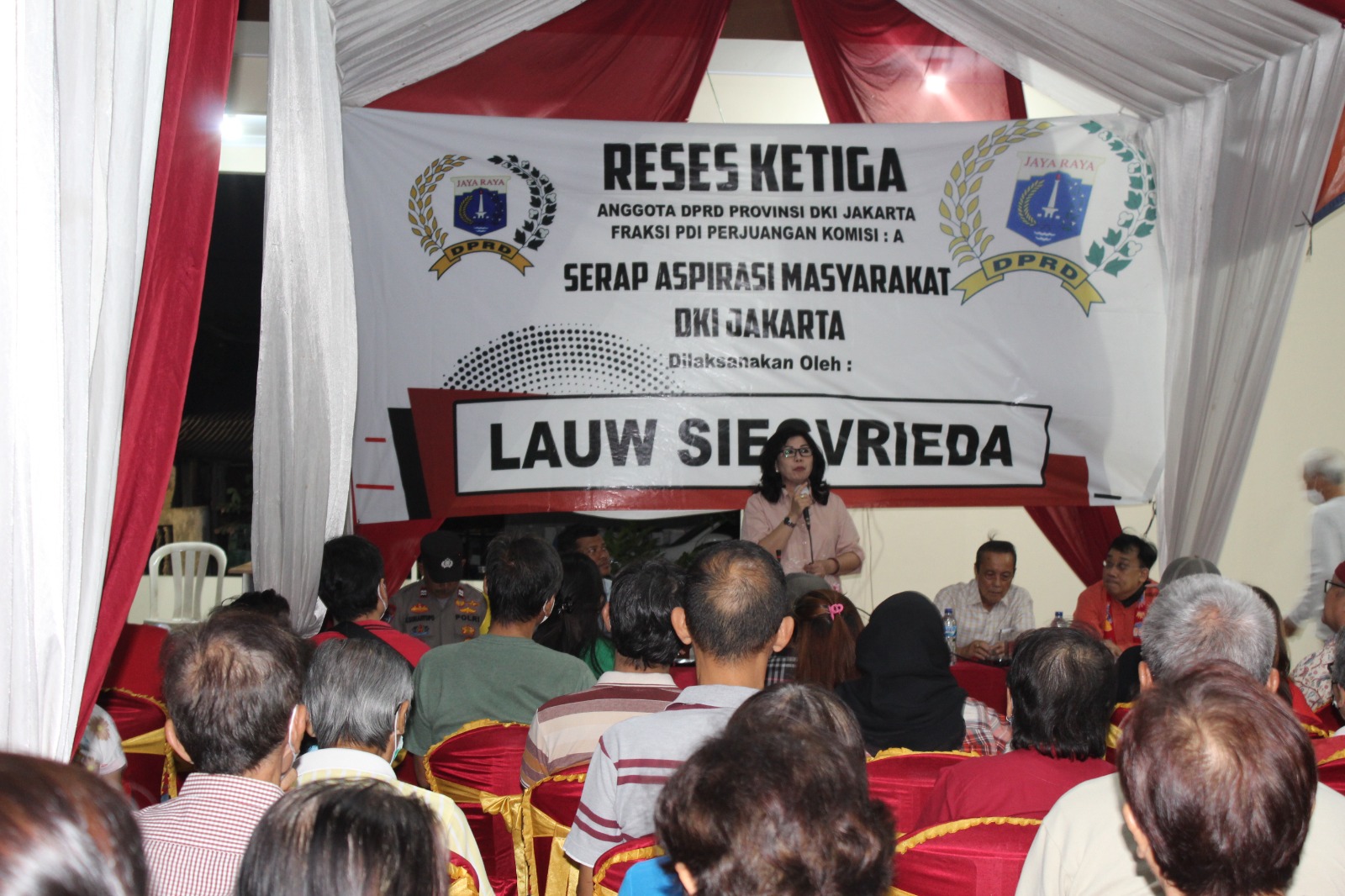 Anggota DPRD DKI Jakarta, Lauw Siegvrieda menampung aspirasi warga minta rumah singgah lansia. (Foto: Bambang/ifakta.co)