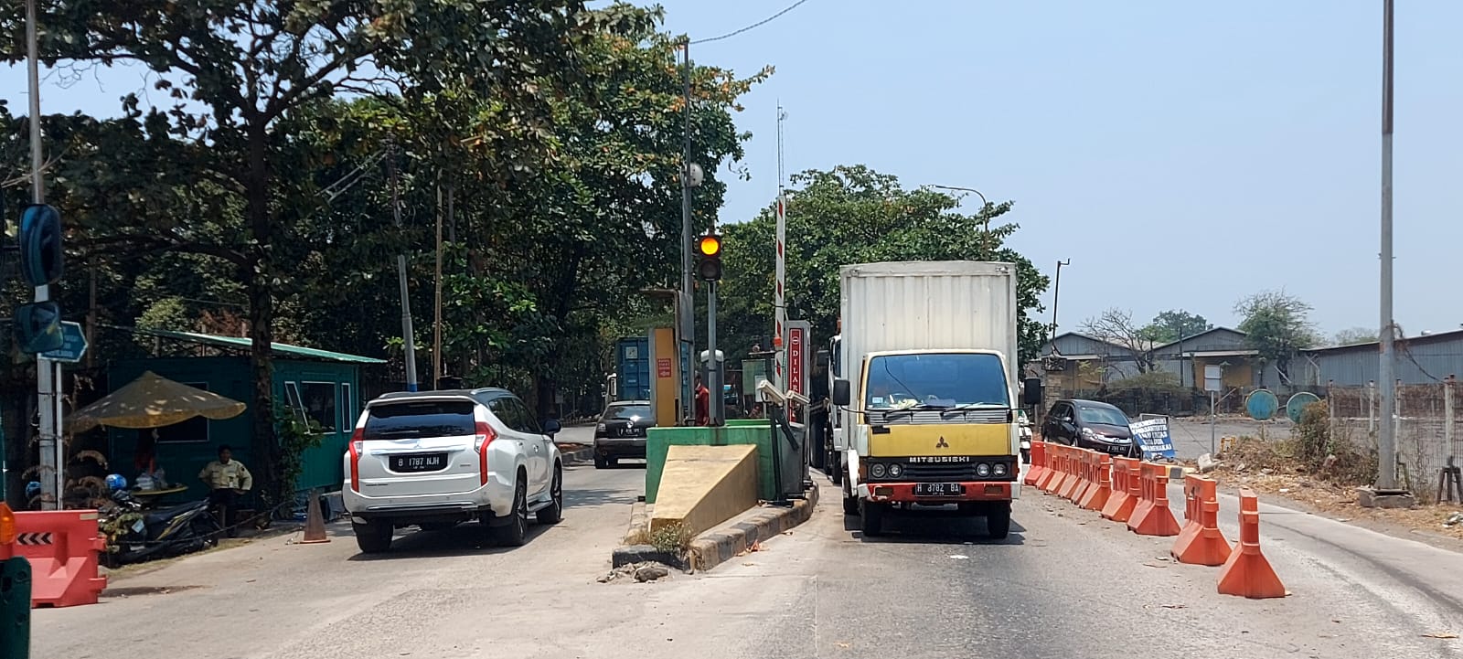Sejumlah kendaraan tengah melintas pintu akses kawasan berikat nasional Cakung (Poto:ifakta.co)