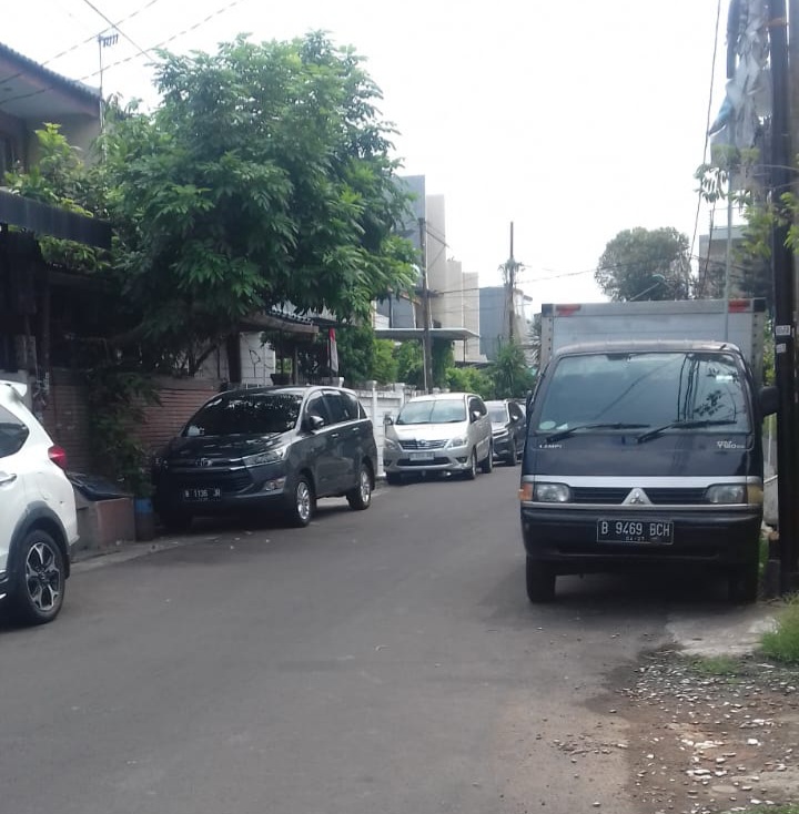 Banyak mobil parkir liar di Komplek Arwana 2, Pejagalan, Penjaringan, Jakarta Utara dikeluhkan warga.(Foto: Ifakta.co)