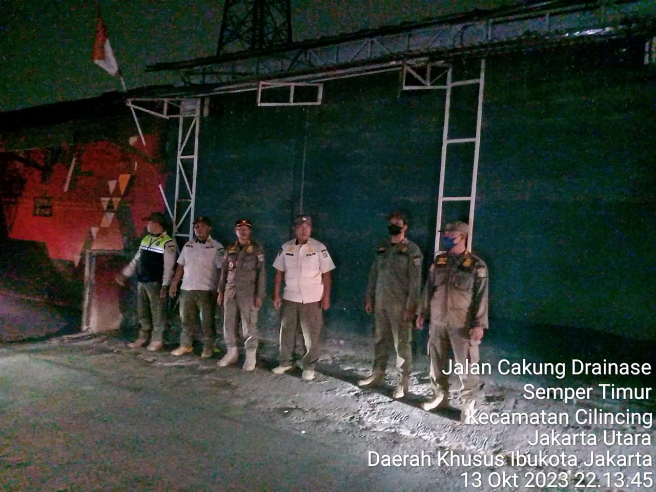 Petugas Satpol PP Jakarta Utara sedang di lokasi cafe Cakung Drain 1