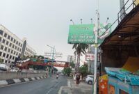 Salah satu papan reklame yang berada di jalan Warung Buncit raya masih menggunakan kerangka papan tunggal (Poto:ifakta.co)