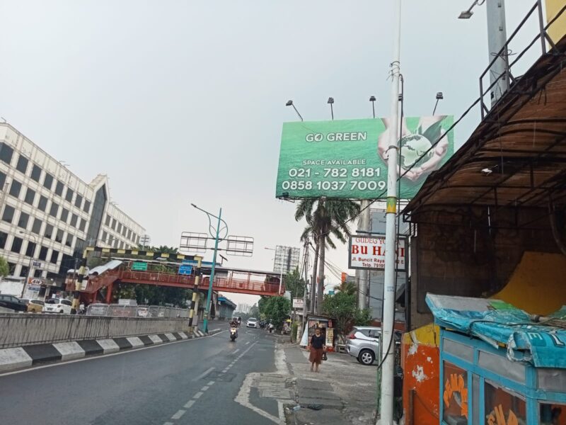 Salah satu papan reklame di jalan Warung Buncit Raya, Mampang Prapatan, Jaksel berdiri di zona kendali ketat (Poto: ifakta.co)