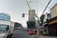 Papan reklame di jalan Warung Buncit Raya, Jakarta Selatan masih berdiri kokoh walaupun berdiri di zona kendali ketat atau sedang (Poto: ifakta.co)