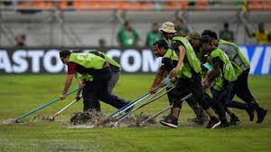 Sejumlah petugas tengah mendorong, gegara JIS tergenang air saat laga Piala Dunia U-17 Brasil vs Argentina (Poto: istimewa/ifakta.co)