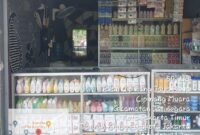 Salah satu toko obat dan kosmetik  di Cipinang Muara, Jakarta Timur yang diduga menjual obat tramadol dan hexymer (Poto: ifakta.co)