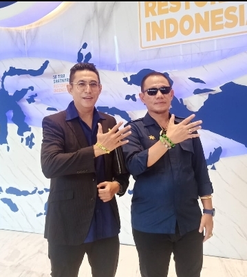 Daenk jamal( kanan) Caleg Dapil 3 dari Jakarta utara, Tanjung Priok, pademangan, dan Penjaringan mengatakan berpolitik harus riang gembira 
