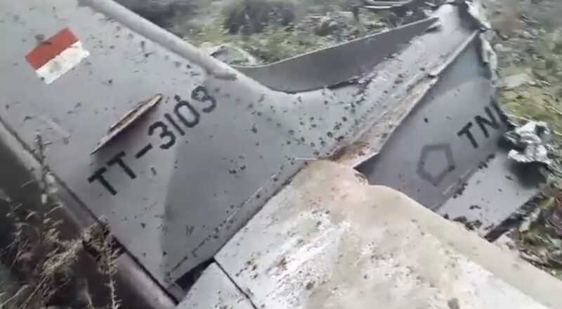 Pesawat Super Tucano milik TNI AU jatuh di Pasuruan Jawa Timur. (Foto: Tangkapan Layar Video Amatir/Istimewa)