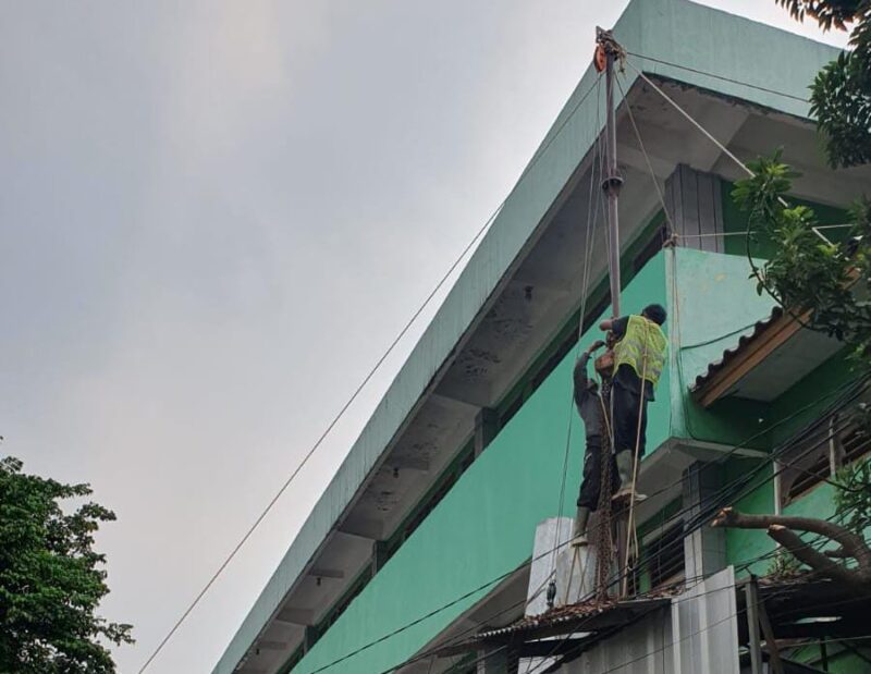 Pembangunan tower BTS di Kebayoran baru Jakarta Sletan diduga belum kantongi izin (Poto: ifakta.co)