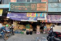 Toko Sumber Jaya di kawasan Pasar Citeureup Bogor yang diduga menjual rokok tanpa pita cukai (Poto:ifakta.co/jo)