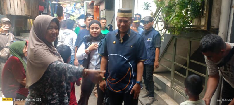 Caleg DPRD Nasdem Dapil Jakarta 3, Daenk Jamal didampingi isteri tercintanya saat blusukan di Penjaringan hingga janjikan kursi roda. (Foto: Istimewa)