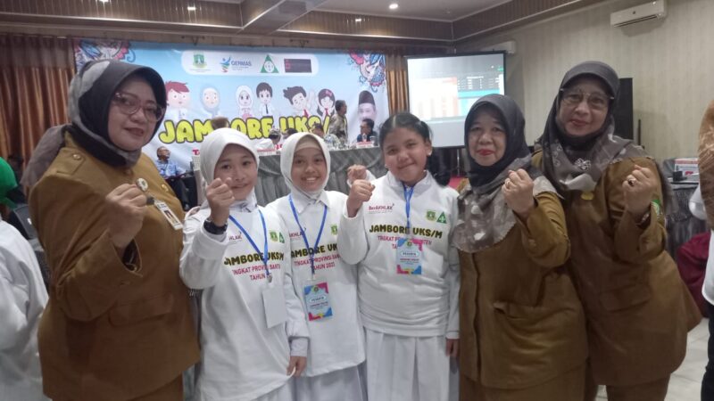 3 siswi peraih Juara 1 LCC Dokcil dan KKR Tingkat SD Sederajat yang diselenggarakan oleh Dinas Pendidikan Provinsi Banten. (Foto: Ifakta.co/Ist)