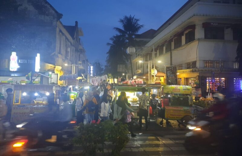 Pedagang kali lima (PKL) yang biasa mangkal di sepanjang Jalan Kunir, kawasan wisata Kota Tua, Jakarta Barat mengeluhkan kebijakan dilarang berjualan
saat malam perayaan tahun baru 2024.