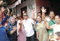 Caleg DPRD DKI Jakarta Dapil 3 Jakarta Utara Daenk Jamal bersama warga Penjaringan (Poto: ifakta.co)