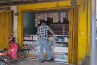 Toko kosmetik di Jalan Sultan Agung Kranji Bekasi Kota diduga jula obat tramadol dan hexymer (Poto: ifakta.co/Jo)