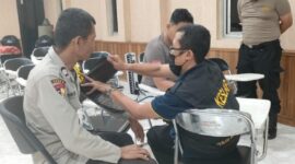Seksi Kedokteran Kesehatan (Sie Dokkes) Polres Metro Jakarta Barat melaksanakan pengecekan terhadap personel TNI-Polri dan juga petugas (Poto:Dok. Humas Polri/ifakta.co
