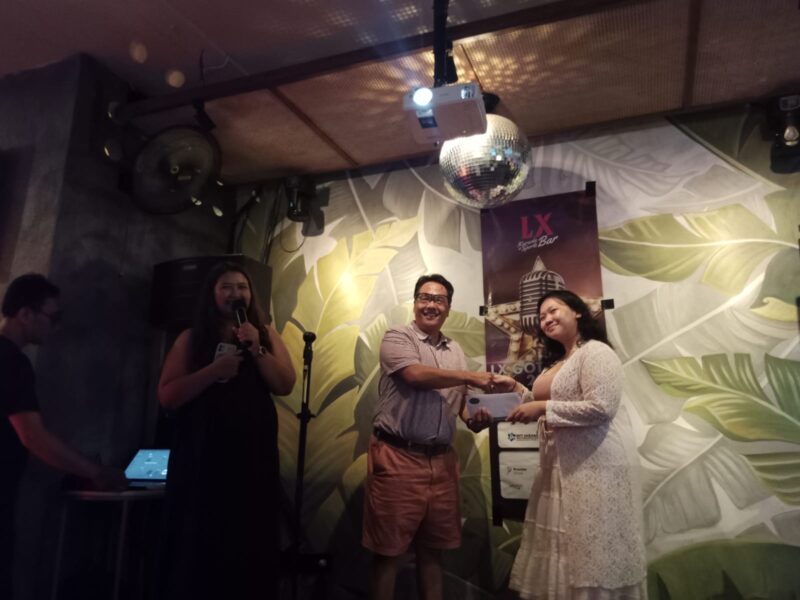 Karen Juara 1 LX GOT TALENT menerima hadiah dari Gunawan Rahardjo, Owner LX Sports Bar & Karaoke. (Foto: Istimewa)