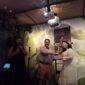 Karen Juara 1 LX GOT TALENT menerima hadiah dari Gunawan Rahardjo, Owner LX Sports Bar & Karaoke. (Foto: Istimewa)
