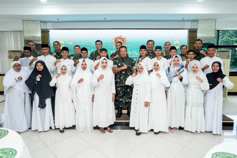 Kaskostrad, Mayjen TNI Farid Makruf saat pimpin pelepasan peserta umrah. (Foto: Istimewa)