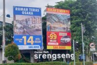 Dua papan reklame berdiri di taman Corner Patk Srengseng diduga ilegal, akan dibongkar (Poto:ifakta.co/za)