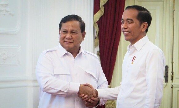 Presiden Jokowi memberikan pangkat Jendral Kehormatan kepada Prabowo Subianto, rabu 28 Februari 2024 (Poto: Istimewa/ifakta.co)