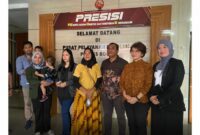 Pengacara RS Sentosa Bogor, Nunung Kurnia, Syamsul Jahidin, dan Eriati serta Dirut Margaretha Kurnia saat perdamaian dengan kedua orang tua bayi yang sempat tertukar di Polres Bogor. (Foto: Ifakta.co)