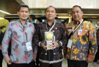 Wali Kota Jakarta Barat Uus Kuswanto (tengah) bersama KLHK (Poto: ifakta.co)