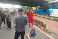 Diduga depresi, seorang perempuan nekat mencoba bunuh diri dari flyover Cengkareng, Jakarta Barat. (Foto: Istimewa)