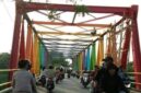 Jembatan Kali Cisadane Kalibaru penghubung  antara Teluknaga – Pakuhaji rusak parah (Poto:ifakta.co)