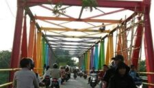 Jembatan Kali Cisadane Kalibaru penghubung  antara Teluknaga – Pakuhaji rusak parah (Poto:ifakta.co)