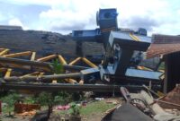 el girder proyek fly over roboh yang menimpa KA Babaranjang (Poto:ifakta.co/edi)