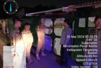 Sejumlah personel gabungan Pol PP dan Polsek Pasar Kemis tengah melakukan penertiban lokasi cafe malam (Poto: ifakta.co/acl)