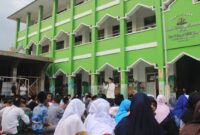 Kegiatan rutin sebelum masuk belajar, siswa-siswi untuk sholat dhuha dan doa bersama (Poto: dok SMP It Insan Cendikia Semarang)