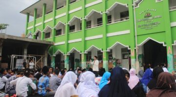 Kegiatan rutin sebelum masuk belajar, siswa-siswi untuk sholat dhuha dan doa bersama (Poto: dok SMP It Insan Cendikia Semarang)