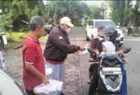Ferry Marinus Nainggolan  SE, pemimpin redaksi majalah Eksekutif Komunitas Todays membagikan 100 kotak nasi bungkus untk berbuka puasa di wilayah Taman Palem Lestari  (17/3/24).