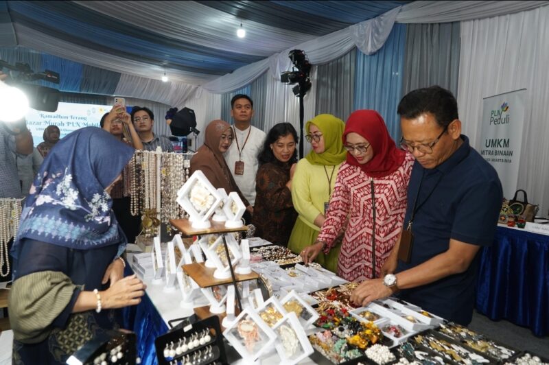 General Manager PLN UID Jakarta Raya, Lasiran (kanan) didampingi istri berkeliling lokasi bazar dan membeli produk-produk UMKM