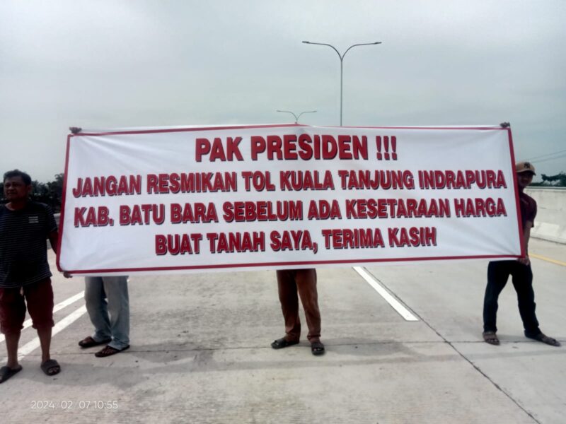 Sejumlah warga yang terdampak pembebasan lahan saat tolak resmikan tol Kuala Tanjung - Indrapura. (Foto: Istimewa)